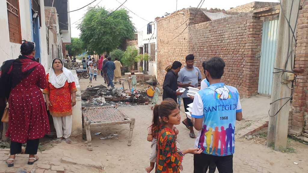 In Pakistan, la Comunità di Sant'Egidio di Faisalabad porta aiuti alle famiglie cristiane vittime della violenza estremista che ha colpito Jaranwala